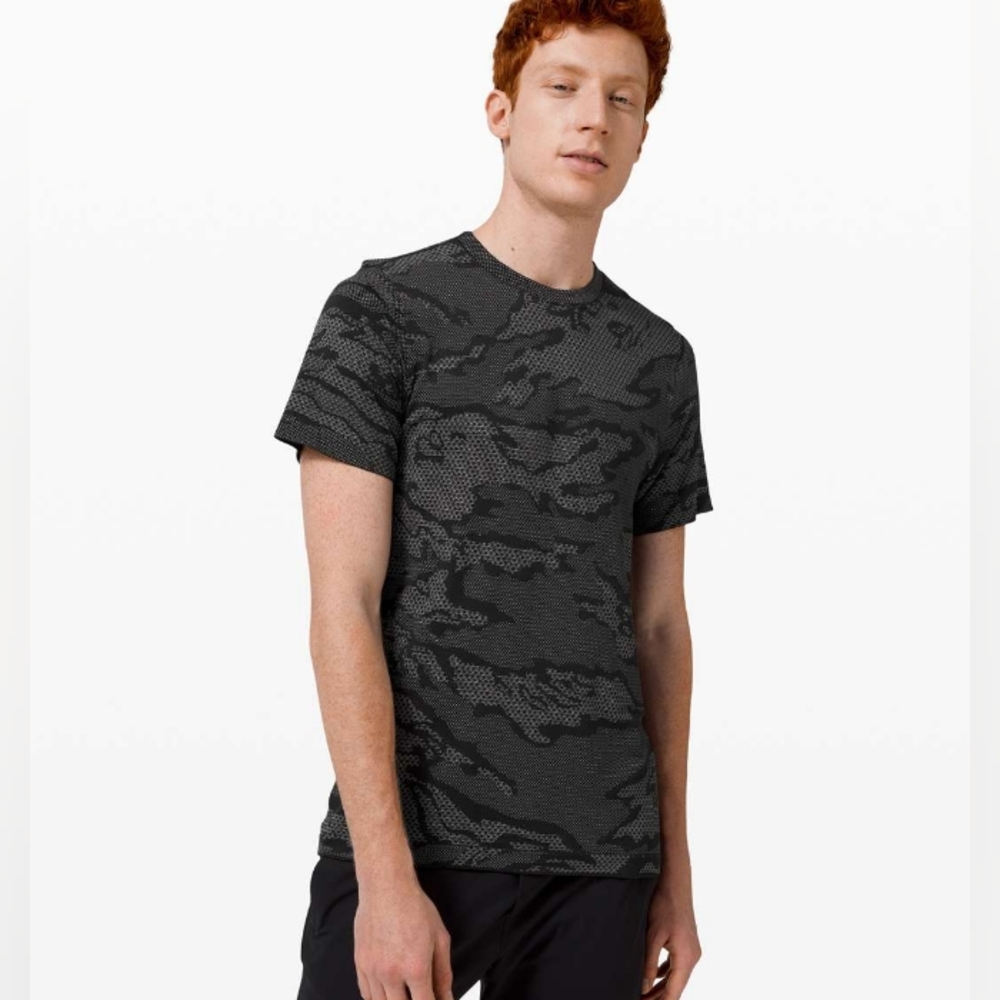 LULULEMON Black Silver Drop Metal Vent Breathe Chicago Tee M